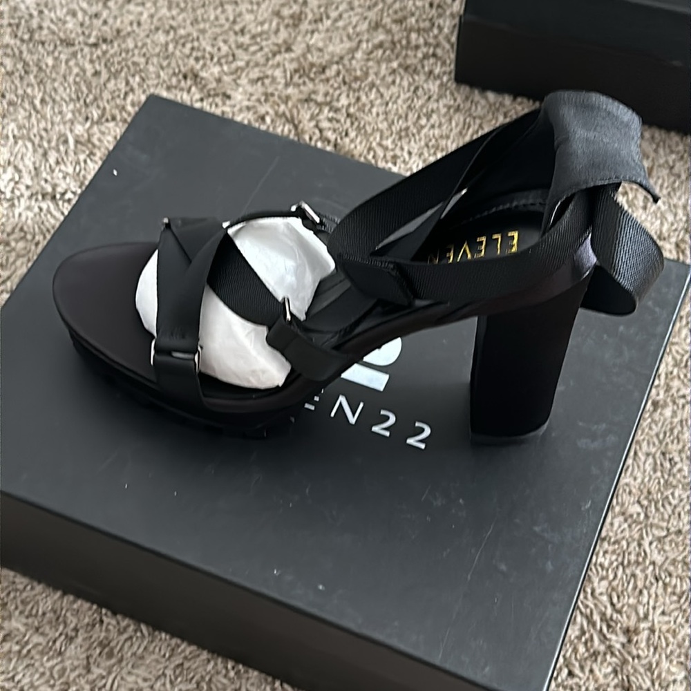 ELEVEN 22 Latrelle